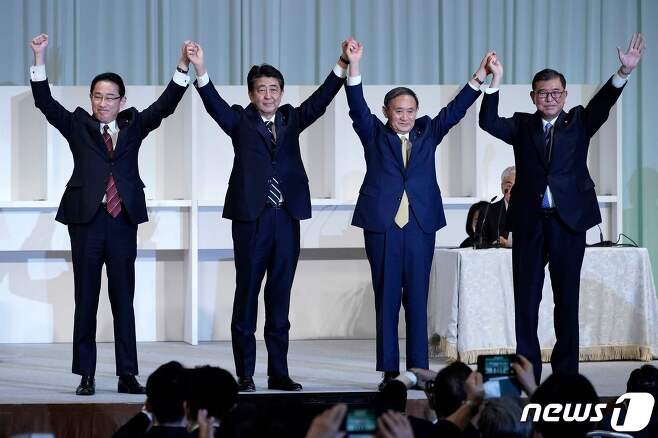 스가 요시히데(왼쪽 세번째) 일본 관방장관이 14일 오후 도쿄 한 호텔에서 열린 집권 자민당 총재 선거에서 경쟁 후보들을 압도적인 표 차로 제치고 총재에 당선됐다.  2020.9.14 © AFP=뉴스1 © News1 송원영 기자