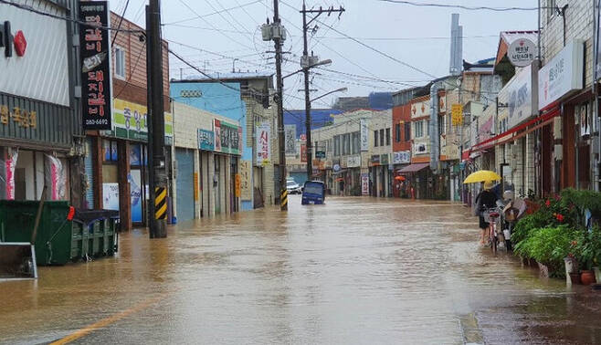 지난달 8일 폭우로 인해 전남 담양군 담양읍 시가지가 물에 잠겨 있다. 연합뉴스