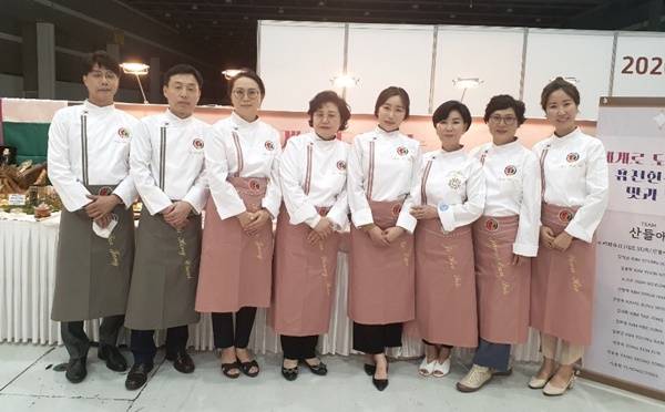 산들애팀 김태종, 이홍철, 김희정, 김영순, 노고은, 지희숙 명인, 정은숙, 김윤희씨(사진 왼쪽부터)