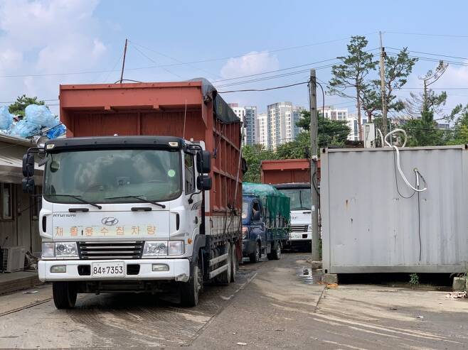10일 서울 강동구에 위치한 한 재활용 폐기물 중간 집하장에서 폐기물을 실은 트럭들이 줄지어서 대기하고 있다./사진=이강준 기자