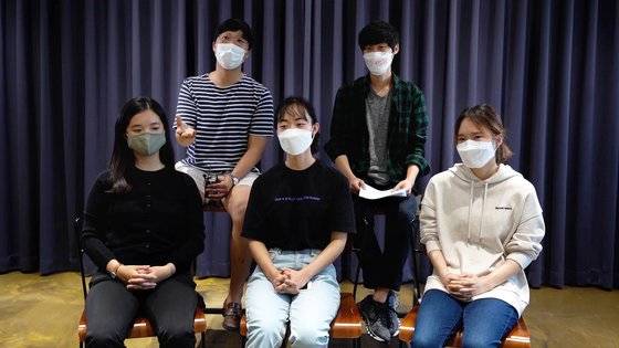 청년 기후변화단체 소속 활동가들. 뒷줄 왼쪽부터 시계 방향으로 임재민·오지혁·박소현·신은섬·강은빈씨. 이시은 인턴