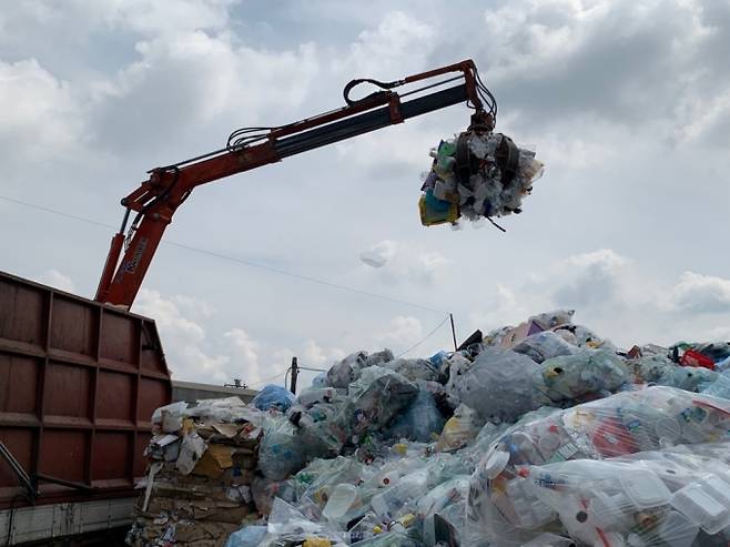 10일 서울 강동구에 위치한 한 재활용 폐기물 중간 집하장에서 분리수거된 플라스틱 폐기물을 집게차가 옮기는 모습./사진=이강준 기자