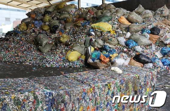 (사진=뉴스1) 송원영 기자신종 코로나바이러스 감염증(코로나19) 재확산으로 인한 '언택트' 소비로 재활용 쓰레기가 늘어가고 있는 가운데 8일 서울 송파구 송파자원순환공원에서 직원들이 재활용품 분류작업을 하고 있다. 6개월 넘게 이어지는 '코로나19 사태'로 일회용품 사용량이 급증하면서 환경에 악영향을 끼칠 수 있다는 우려가 커지고 있다. 더욱이 최근 감염 재확산에 따라 정부는 물론, 개인들도 환경과 위생 사이에서 딜레마를 겪는 모양새다. 코로나19로 일회용품 사용이 불가피해지면서 가능한 재활용률을 높이는 깨끗한 분리배출이 중요하다. 2020.9.8/뉴스1 sowon