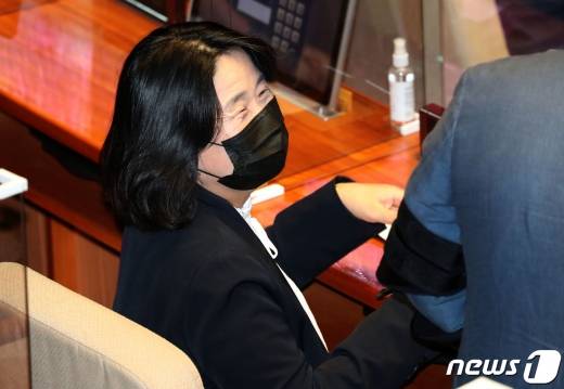 윤미향 더불어민주당 의원이 15일 오후 서울 여의도 국회에서 열린 본회의에 참석해 동료의원과 대화하며 미소 짓고 있다. /사진=뉴스1