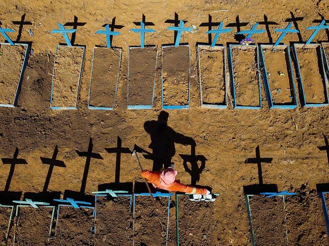 코로나19로 숨진 사람들을 안치한 브라질의 공동묘지 [AFP=연합뉴스 자료사진]