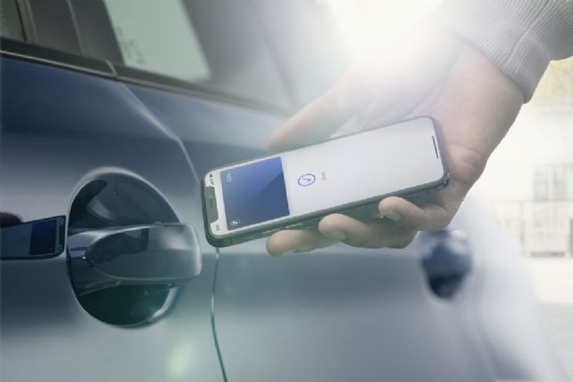 아이폰에 탑재된 디지털 키로 BMW 차량 문을 여는 모습 (사진=BMW)