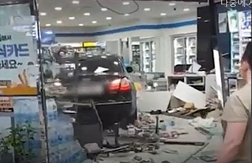 평택시 한 편의점에 자신의 차량을 돌진, 재물을 손괴한 A씨에 대해 경찰이 구속영장을 신청했다. A씨가 지난 15일 편의점에 차량을 돌진한 모습. 유튜브 영상 캡처