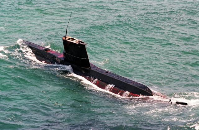 1996년 9월 강릉 앞바다에 좌초된 채 발견됐던 북한 상어급 잠수함. 연합뉴스