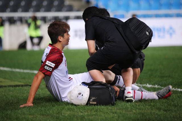 FC 서울 기성용이 16일 인천 유나이티드와의 하나원큐 K리그1 2020 21라운드 원정 경기에서 후반 뛰던 도중 통증을 호소하며 응급치료를 받고 있다. 한국프로축구연맹 제공
