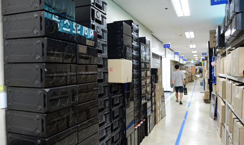 코로나19로 PC방 폐업이 늘어난 가운데 17일 서울 용산구 한 전자상가에 PC방에서 수거한 중고 PC 물품이 한가득 쌓여있다. 이재문 기자