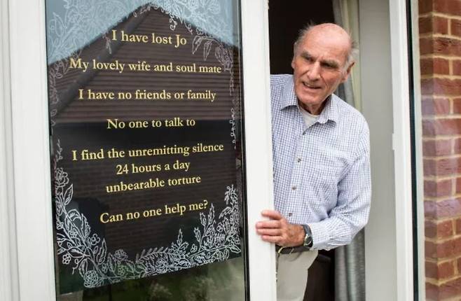 창문에 외로움을 호소하는 문구를 붙여 놓은 토니 윌리엄스(75) 할아버지 [영국 메트로 온라인판 캡처]