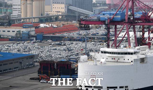 운행 안전을 위해 폐차 권고되는 침수차가 수리를 거쳐 수출되고 있다. 인천항에 대기 중인 중고차들. /인천=남용희 기자