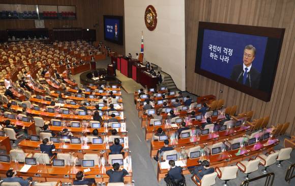 14일 오후 열린 국회 본회의 정치분야 대정부질문에서 박수영 국민의힘 의원이 추미애 법무부 장관에게 질문하고 있다. 박 의원이 질문자료로 준비한 문재인 대통령의 사진과 ‘국민이 걱정하는 나라’라고 씌여진 화면이 보이고 있다. 김명국 선임기자 daunso@seoul.co.kr