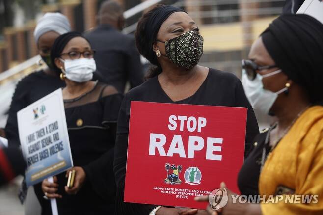 지난 6월 나이지리아 라고스에서 정부 당국자들이 강간에 항의하고 가해자에 대한 강력한 처벌을 촉구하는 시위를 벌이고 있다. [EPA=연합뉴스 자료사진]