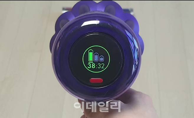 ‘다이슨 디지털 슬림’ 본체 끝에 장착된 액정표시장치(LCD). 남은 배터리 시간과 충전 및 필터 상태, 에러 정보 등을 편리하게 전달한다.
