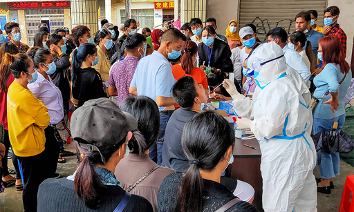 미얀마 국경과 접한 중국 남부 윈난성의 루이리 주민들이 15일 신종 코로나바이러스 감염증(코로나19) 검사를 받고 있다. 루이리=AFP연합뉴스