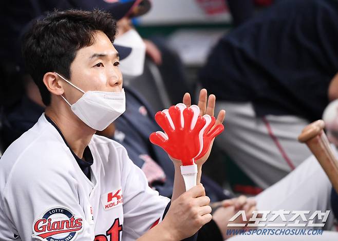 동료들 응원하고 있는 김동한.