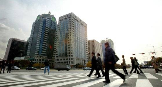 서울 여의도 증권가를 오가는 샐러리맨. 중앙포토