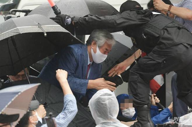 전광훈 목사가 지난 15일 오후 서울 종로구 동화면세점 앞에서 열린 보수단체 광복절 집회에 참석하고 있다.(사진=이한형 기자/자료사진)