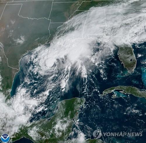멕시코만에서 미 텍사스 해안을 향해 접근 중인 열대성 폭풍 '베타'를 촬영한 인공위성 이미지. [AP=연합뉴스]