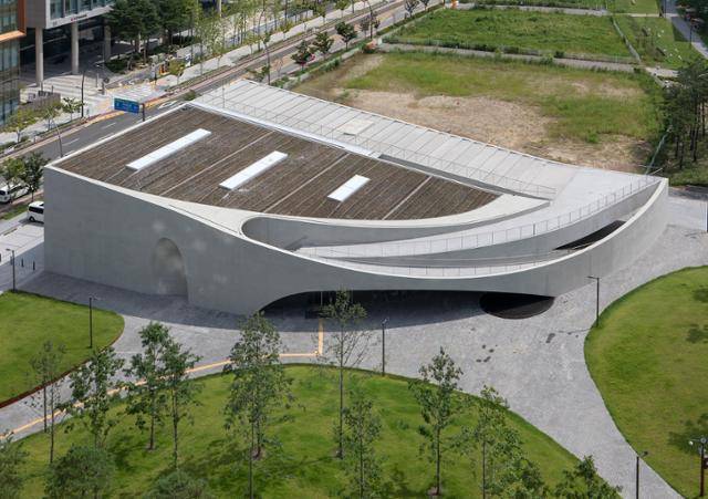 16일 공개된 서울 마곡산업단지 내 미술관 스페이스K. 서울 서남권에 처음으로 들어서는 공공미술관으로 둥그스름한 타원형 언덕 모양이다. 스페이스K 제공