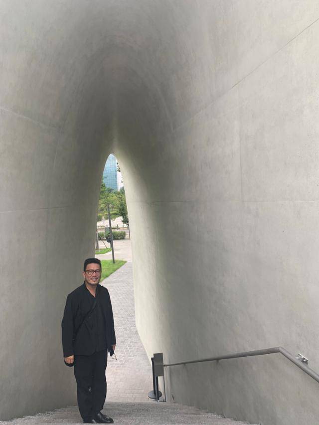 한국 대표 건축가 중 한 명으로 꼽히는 조민석 건축가가 16일 미술관의 1층에서 2층 옥상정원으로 연결되는 계단에 섰다. 둥근 아치가 인상적인 이곳에서 그는 "인스타 성지로 건축이 읽히는 건 싫다"면서도 "이곳이 인스타 성지가 될 것 같은 불안한 예감이 든다"고 했다. 강지원 기자