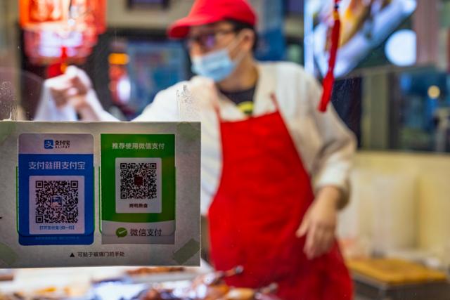 중국 상하이의 한 상점 앞 유리창에 위챗(오른쪽)과 알리페이 결제용 QR코드가 붙어 있다. 상하이=EPA 연합뉴스