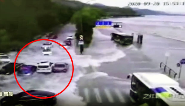 21일 중국신문망(中国新闻网)은 첸탕강(钱塘江)에서 발생한 조수해일이 저장성 항저우시 도로를 덮치면서 차량 수십 대가 파손됐다고 보도했다.