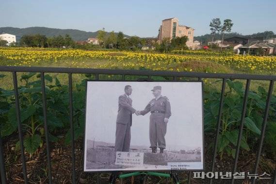‘법원읍 지역 옛거리 사진 전시공간’-법원교 건설 기념식. 사진제공=파주시