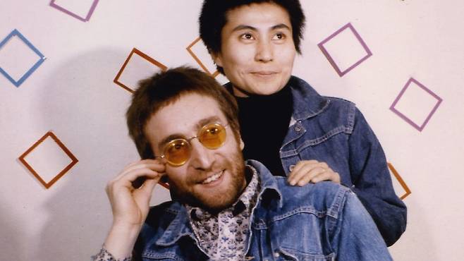 존 레논과 아내 오노 요코, 1970년 무대 뒤에서
