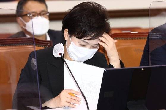 김현미 국토교통부 장관이 23일 오전 국회에서 열린 국토교통위원회 전체회의에 참석해 자료를 살펴보고 있다. 중앙포토