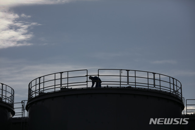 [후쿠시마(일본)=AP/뉴시스]지난 2월 12일 일본 후쿠시마(福島) 제1 원전 신축 수조 상단에서 작업자 1명이 일하고 있다. 2020.3.10