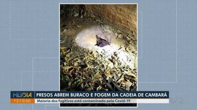 브라질서 코로나19 양성판정 수감자 탈옥 브라질 남부 지역에 있는 소형 교도소에서 22일(현지시간) 코로나19 양성판정을 받은 수감자 34명이 30ｍ 길이의 땅굴을 파고 탈옥했다. [브라질 글로부 TV]
