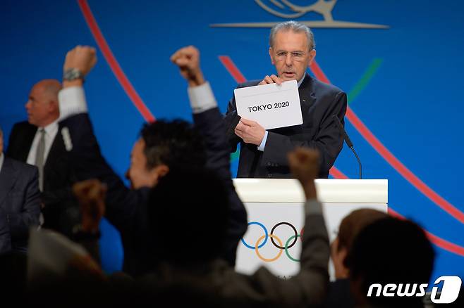 지난 2013년 9월7일(현지시간) 아르헨티나 부에노스아이레스에서 열린 국제올림픽위원회(ICO) 총회 때 자크 로게 당시 IOC 위원장이 일본 도쿄가 2020년 하계올림픽 개최도시로 선정됐다고 발표하고 있다. © AFP=뉴스1