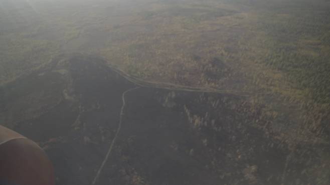 지난달 하늘 위 헬리콥터에서 내려다본 러시아 사하공화국 빌류이스키 숲. 화마가 한번 휩쓸고 간 곳은 주변과 달리 검은색으로 변했다. 적지 않은 면적이 폐허가 됐다. 사진 sreda studio