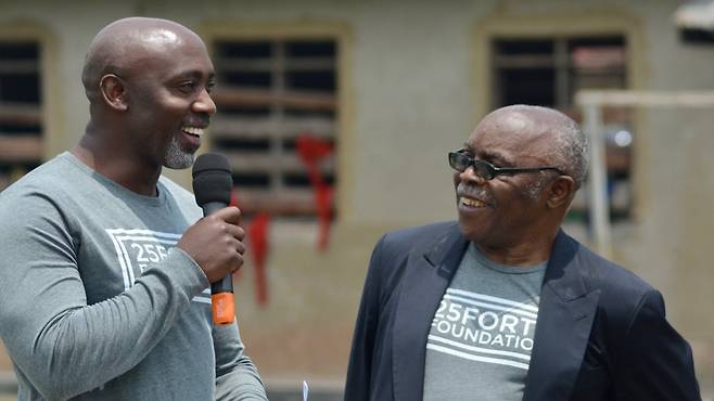 피터(왼쪽)의 오늘을 있게 만든 우간다의 은인 자크 마시코. 길거리를 헤매는 그를 거둬 학교 교육을 받게 해 미국 대학까지 졸업하는 기초를 제공했다.피터 제공 영국 BBC 홈페이지 캡처