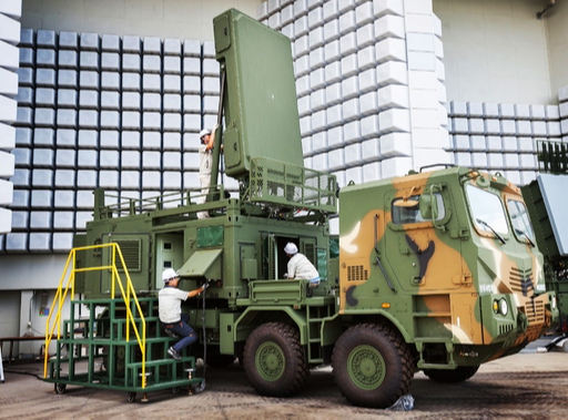 엔지니어들이 육군의 신형 대포병레이더를 정비하고 있다. 세계일보 자료사진