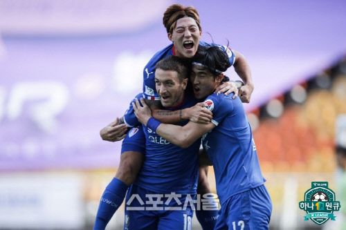 수원 타가트(왼쪽 아래)가 26일 서울전에서 선제골을 넣고 기뻐하고 있다. 제공 | 한국프로축구연맹