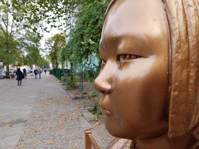 독일 수도 베를린에 설치된 '평화의 소녀상'에 25일(현지시간) 빗물이 맺혀있다. 베를린=연합뉴스