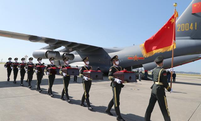 27일 인천국제공항에서 열린 '제7차 중국군 유해 인도식'에서 중국군이 한국 측으로부터 인도받은 유해를 수송기로 옮기고 있다. 연합뉴스