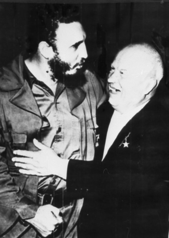 1960년 제15차 유엔총회장에서 니키타 흐루쇼프 소련공산당 제1서기(오른쪽)가 무장 혁명으로 집권한 쿠바의 피델 카스트로를 만나 포옹하고 있다. [중앙포토]