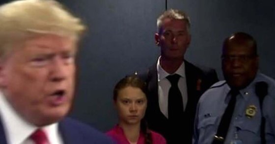 2019년 9월 유엔본부에서 환경운동가 그레다 툰베리(왼쪽에서 둘째)가 도널드 트럼프 미국 대통령(왼쪽)을 쏘아보고 있다. [로이터=연합뉴스]