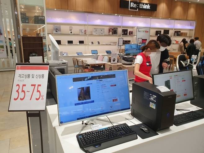 24일 리퍼브 매장 '리씽크' 롯데몰 광명점 내부 모습. 손님들이 노트북 등 리퍼브 상품을 살펴보고 있다. /사진=정혜윤 기자