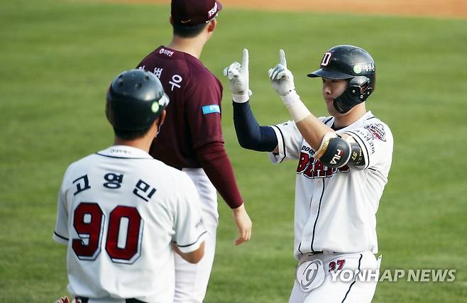 박건우 안타 (서울=연합뉴스) 한상균 기자 = 27일 잠실야구장 프로야구 키움-두산. 7회말 1사 1, 2루 때 두산 박건우가 1타점 적시타를 친 후 환호하고 있다. 2020.9.27 xyz@yna.co.kr