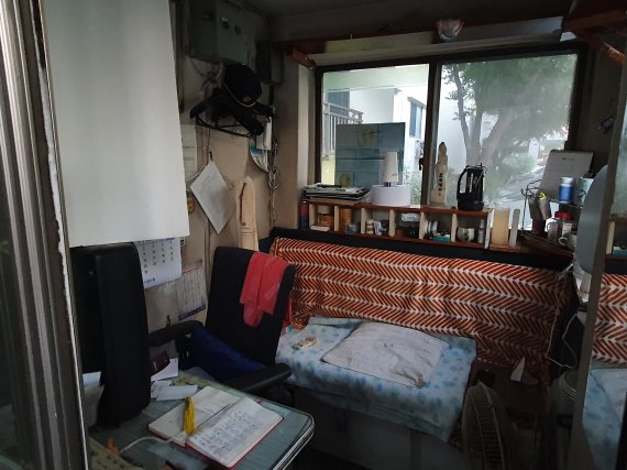 서울 영등포구의 한 대단지 아파트, 1층 공동현관 밖에 위치한 경비실 내부 모습. 이 경비실 안에 놓인 TV는 40년 이상 된 노후 TV다. 사진=김나경 인턴기자