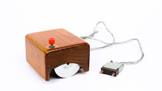 더글러스 엥겔바트가 개발한 최초의 마우스(1964년).