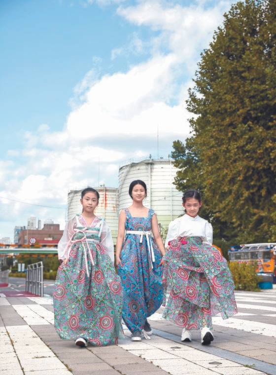 김단하 단하주단 대표가 소중 학생기자단에게 각각 어울리는 현대 한복을 추천했다.