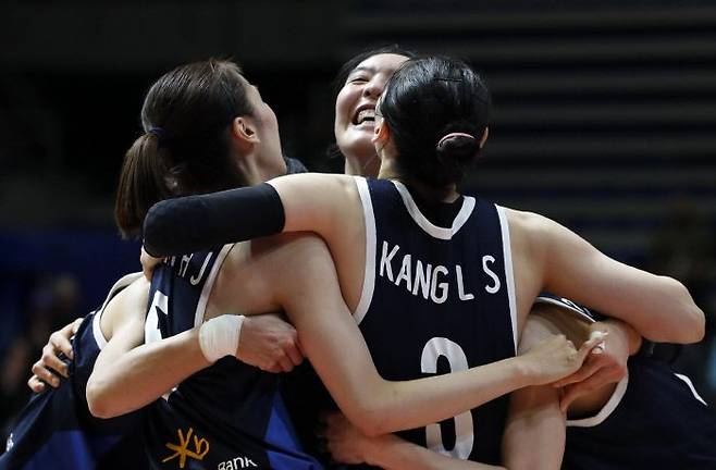 한국 여자농구 대표팀 선수들이 지난 2월 도쿄올림픽 최종예선 영국전에서 승리한 뒤 환호하고 있다./AP 연합뉴스