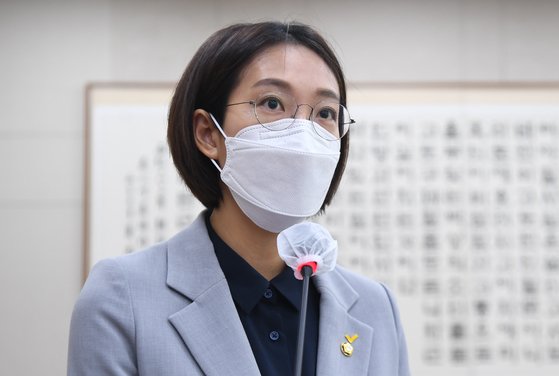 장혜영 정의당 의원이 지난 21일 국회 법사위 전체회의에 출석해 포괄적 차별금지법의 제안 이유를 설명하고 있다 . 오종택 기자