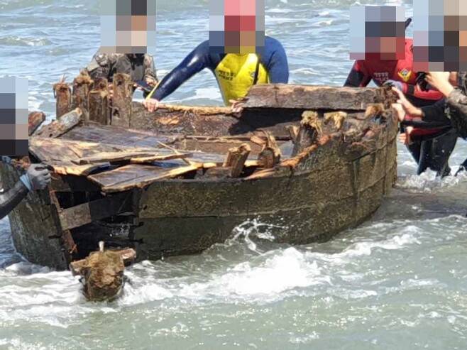 울산 해안가에서 발견된 북한 목선 [울산해양경찰서 제공. 재판매 및 DB 금지]